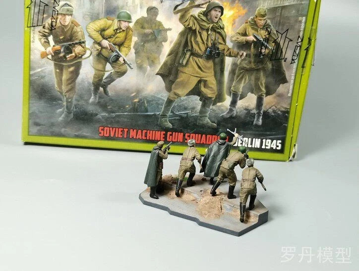 ZVEZDA 1/72 WWII SOVIET MACHINE GUN SQUADRON (BERLIN 1945) – SET 6269